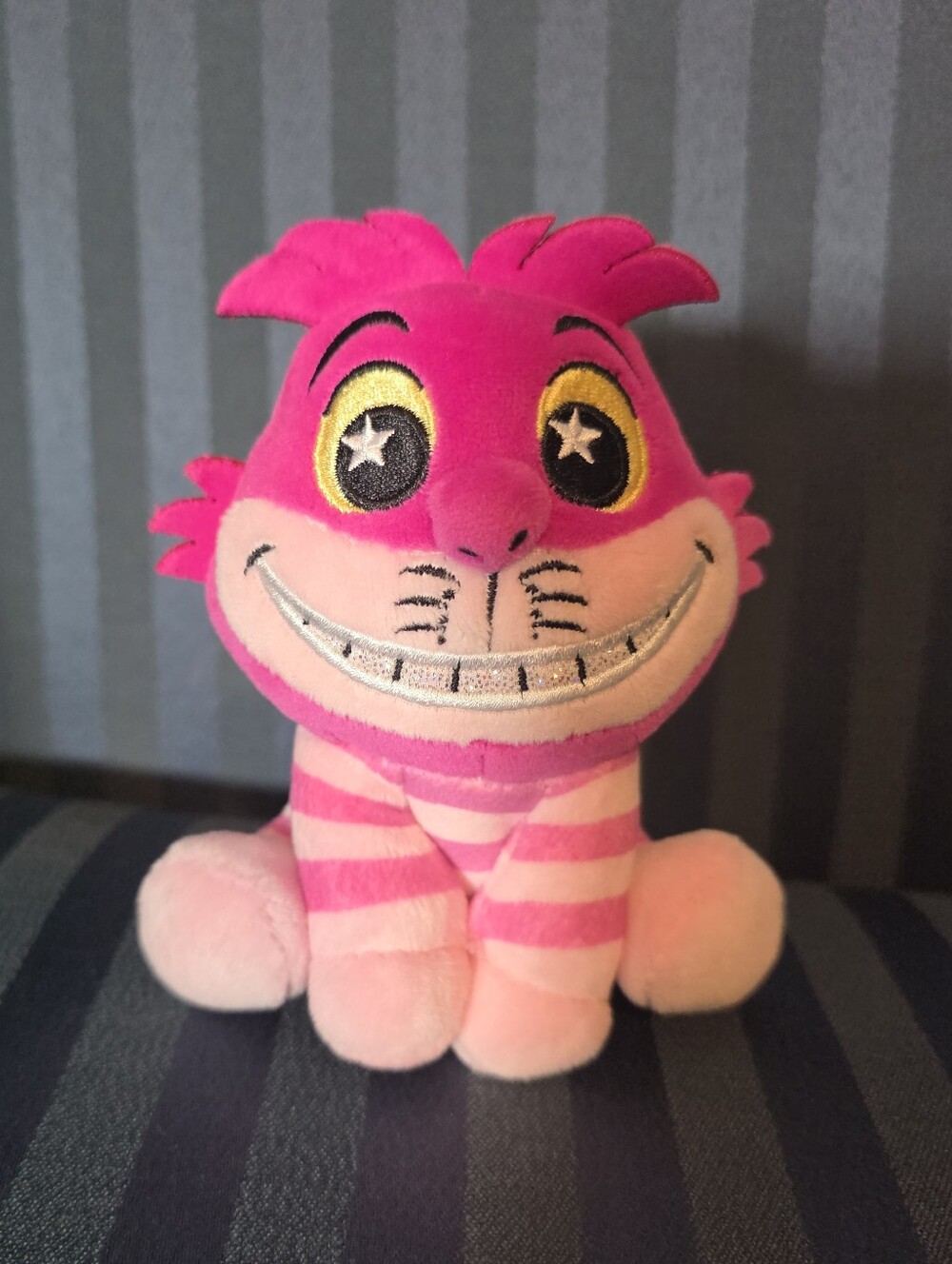 Disney Wishables Shimmer Mystery Plush Blind Pack – Alice in Wonderland 75th